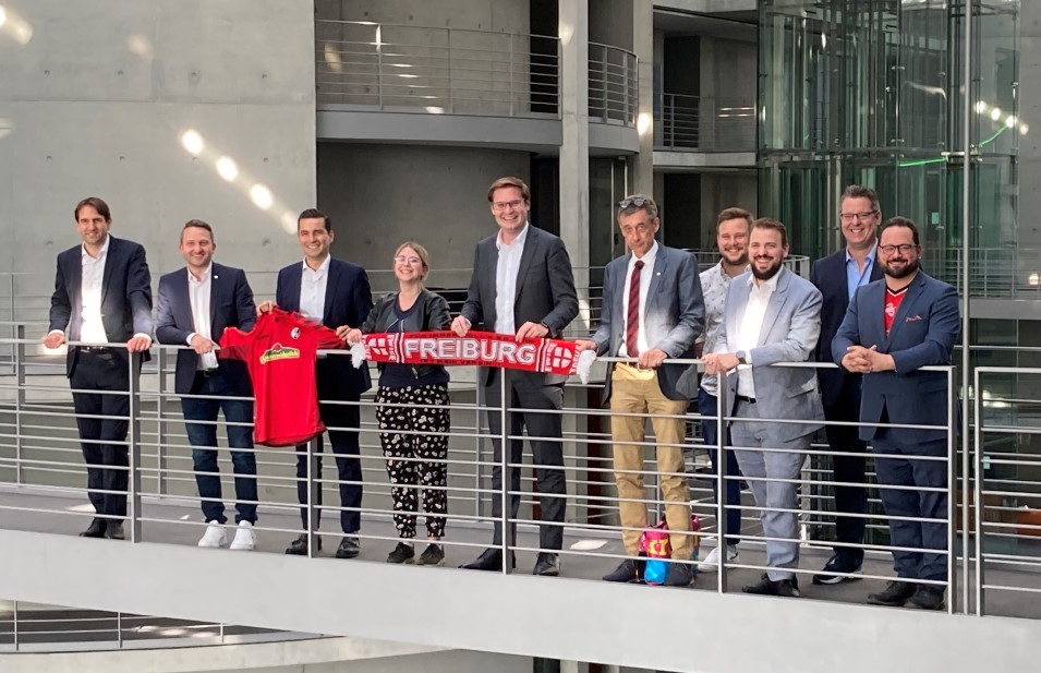 Das Foto zeigt die Mitglieder des neu gegründeten Bundestags-Fanclubs für den SC-Freiburg mit dem Vorsitzenden Yannick Bury und der stellvertretenden Vorsitzenden Chantal Kopf in der Mitte.