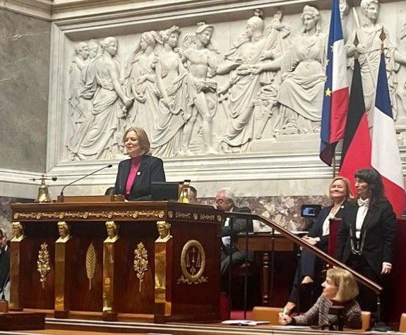 Das Foto zeigt die Präsidentin des Deutschen Bundestages Bärbel Bas bei ihrer Rede zum 60. Jubiläum des Elysée-Vertrags im Amphitheater der Pariser Universität Sorbonne.